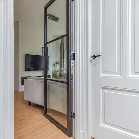 Beautiful House By The Sea On A-location 아파트 *