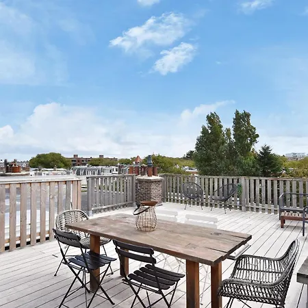 Beautiful House By The Sea On A-location 아파트 *