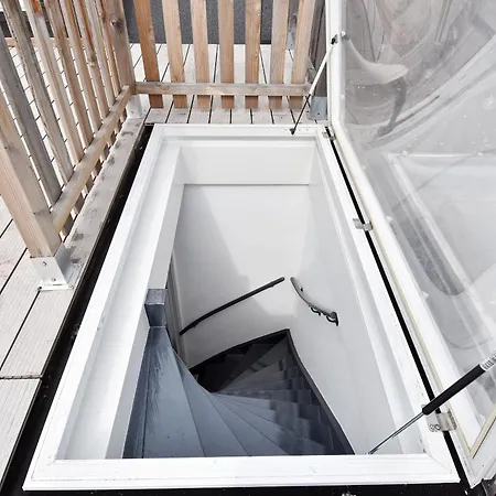 Beautiful House By The Sea On A-location *